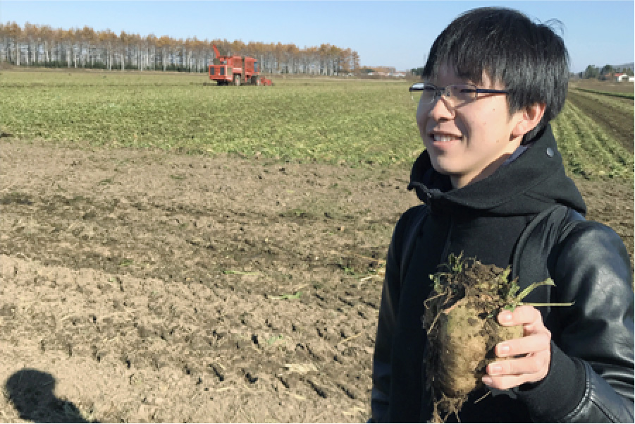 収穫したビートを持つ参加学生。コタニアグリにて